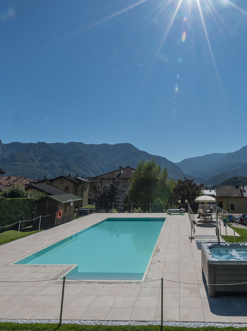 Piscina e giardino