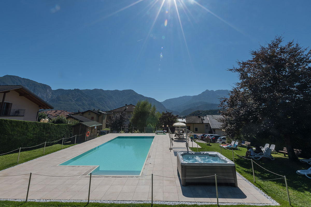 Piscina e giardino