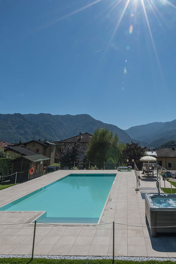 Piscina e giardino