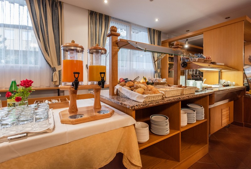 Hotel Lucia S.a.s di Moschen Andrea & C. | Hotel Lucia a Levico Terme, nel cuore del Trentino, dove l’ospitalità è di casa.