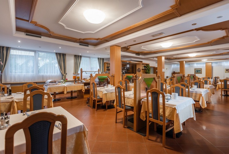 Hotel Lucia S.a.s di Moschen Andrea & C. | Hotel Lucia a Levico Terme, nel cuore del Trentino, dove l’ospitalità è di casa.